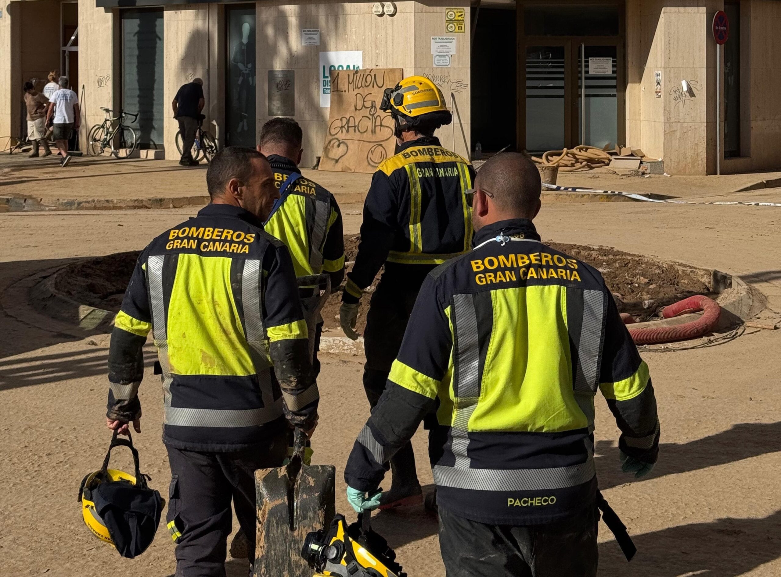 Bomberos del dispositivo de Canarias en zonas afectadas por la DANA